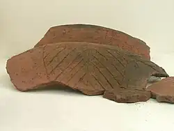 Teil eines verzierten Tongefäßes