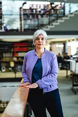 Porträt der deutschen Politikwissenschaftlerin Lena Partzsch, aufgenommen 2025 in der Staatsbibliothek zu Berlin.