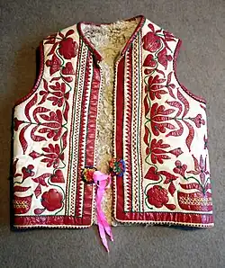 „Serdok“, Männerweste Vorderseite (Lendak, 1908)