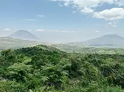 Lengai (links) und Kerimasi (rechts) von Naiyobi aus gesehen
