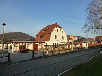 Ehemaliger Bahnhof von der Gleisseite im Jahr 2016