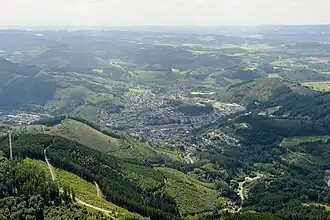 Links die Kuhhelle mit Sendemast, im Hintergrunden Lennestadt-Meggen