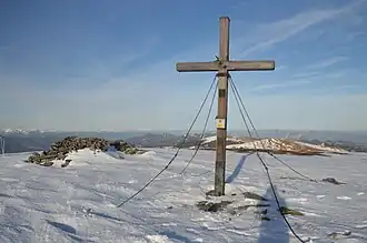 Gipfelkreuz und Windschutz im Winter, Blick nach Nordosten