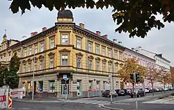 Ein Eckhaus mit überhöhtem Erker (Franz-Josef-Straße 7)