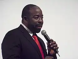 Les Brown beim Halten einer Rede