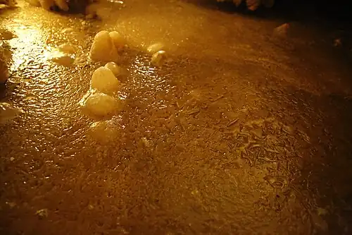 Teilweise mit Calcit bedeckt