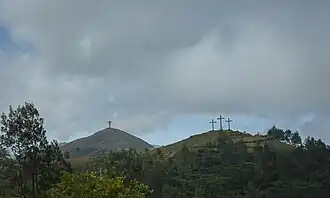 Christusstatue und Gipfelkreuze in Letefoho