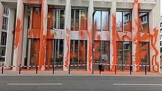 Orange Farbe am Bürogebäude der Firma TotalEnergies in Berlin.