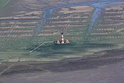 Die Luftaufnahme zeigt die Lage direkt am Rand des Nordseewatts