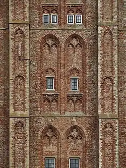 Vorderseite des Leuchtturms in der typischen Ziegelbauweise