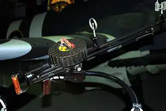 Lewis Gun mit vergrößertem Abzugsbügel