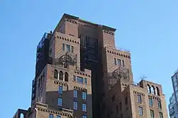 Mit Rücksprüngen gestaffelte Krone