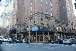 Der Sockel mit gotischen Elementen