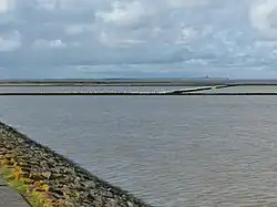 Blick vom Ostrand der Leybucht zur künstlichen Halbinsel Leyhörn
