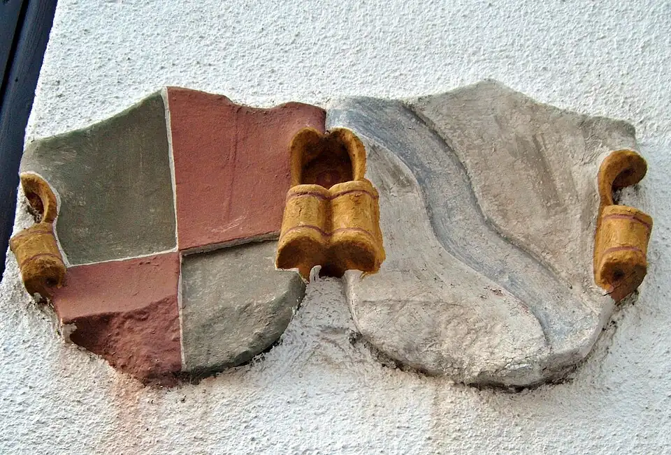 Lambsheim, Hinterstraße 11, ehemaliger Leyserhof, Wappenstein Leyser von Lambsheim und von Affenstein