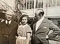 Liane Berkowitz mit ihrem Vater Henry Berkowitz (rechts) und ihrem Onkel Dimitri Jewsejenko (links) in Montreux im Mai 1937
