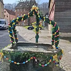 dekorierter Osterbrunnen