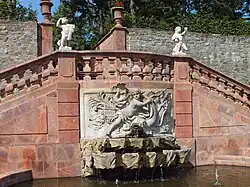 Der Delphin-Brunnen
