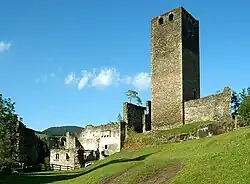 Östlicher Teil der Burg, mit Bergfried