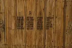 Gebet an der Holzdecke