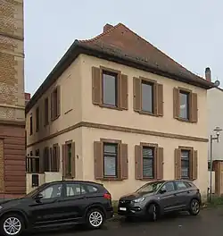 Letztes erhaltenes Stiftsherrenhaus, im Kern aus dem 18.&nbsp;Jahrhundert, vor der Sanierung 2024[Anm. 1]