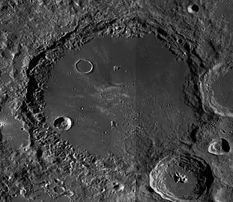 LRO-Bild des Kraters, Mosaik aus Aufnahmen der Weitwinkelkamera (Wide Angle Camera, WAC)