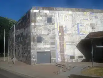 Mozart-Saal, Südfassade (links) und Teil der Ostfassade