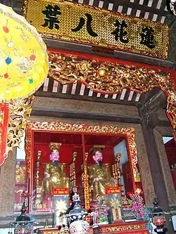 Statuen von Lý Thái Tổ und Lý Thái Tông in der Haupthalle des Lý-Bát-Đế-Schreins
