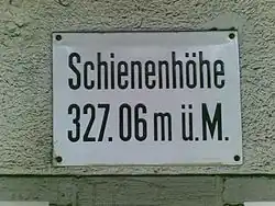 Schienenhöhe 327,06 m ü.&nbsp;M.