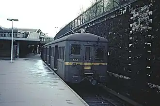 Doppeltriebwagen der Baureihe Z&nbsp;1500 für Gleichspannungsbetrieb an seitlicher Stromschiene am Bahnsteig der Ligne d’Auteuil (1983)