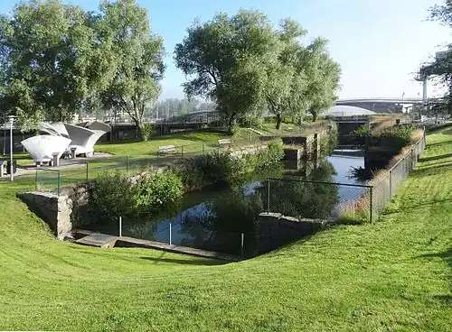 Alte Schleuse am linken Ufer (Blick durch fehlendes Unter- zum Obertor), war einst Schwedens älteste Schleuse