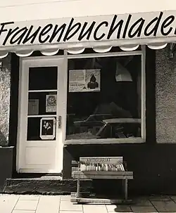 Schaufenster und Eingang des Lillemor’s Frauenbuchladen in der Arcisstraße. Das Foto ist schwarz-weiß.
