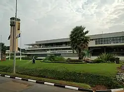 Blick vom Flugfeld auf das Flughafengebäude (2017)