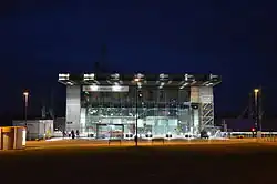 Bahnhof Limburg Süd und Bahnhofsvorplatz bei Nacht