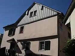 Schlössli, gemauerter Speicher von 1360, 1499 mit Bohlenständerbau und Dachstuhl ergänzt