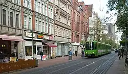 Limmerstraße mit einer ebenerdigen Stadtbahn-Haltestelle und dem Triebwagen TW 6000