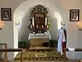 Lindach bei Egmating Kapelle St. Andreas: Innensicht auf den Altar.