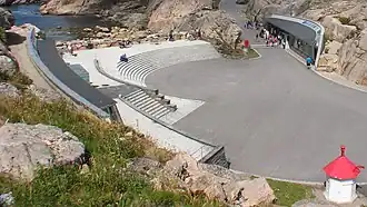 Links (Millenium-)Fjellhallen (2000–2004 in die Felsen gebaut), rechts Leuchtturm-Museum