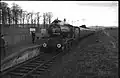 Ein Ausflugszug im Jahr 1962 mit Lokomotive 64786 in der schottischen Region Fife im Bahnhof von Lindores