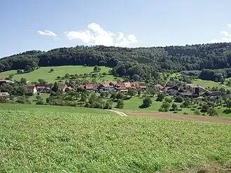 Der Linnerberg über der Ortschaft Linn