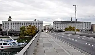 Fahrfläche und Gehsteig mit Blick zu den Brückenkopfgebäuden an der Südseite
