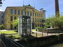 Pfarrkirche Auwiesen in der ehemaligen Baumwollspinnerei Rädler mit Geläut im Vordergrund