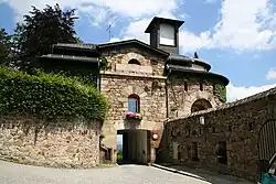 Turm VI, das Eingangstor zum Fort (Ansicht von innen). Rechts die vom Turm I kommende Kurtine.