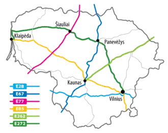 Grafische Karte von Litauen mit sechs europäischen Fernstraßen E28, E67, E77, E85, E262, E272. Die wichtigsten Knotenpunkte Vilnius, Kaunas, Panevėžys, Šiauliai, Klaipėda sind eingezeichnet.