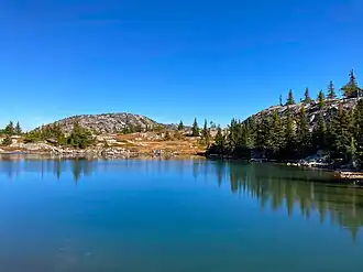 Der Little White Mountain im Spätherbst vom Crawford Lake aus