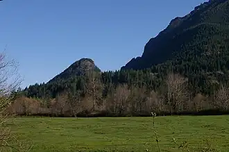 Der Little Si von Südosten gesehen, der Mount Si rechts