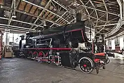 1921 bekamen die SHS aus Wie­ner Neu­stadt zehn Gü­ter­zug­lo­ko­mo­ti­ven 81.001–010, die der Reihe 81 der BBÖ ent­spra­chen.[14]