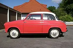 Lloyd Alexander mit Kofferraumdeckel