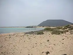 Playa de las Conchas, Montaña La Caldera im Hintergrund