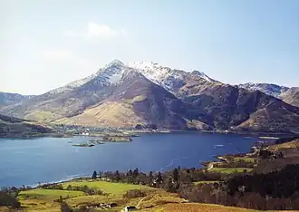 Blick von Norden über Loch Leven auf das Massiv des Beinn a’ Bheithir